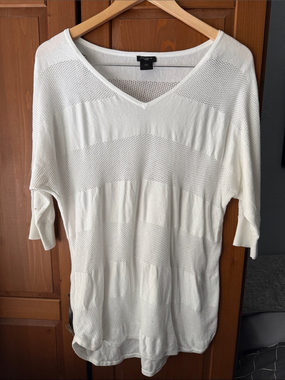 Ann Taylor Lightweight Knit V-Neck Tunic (Ptp 19”)
